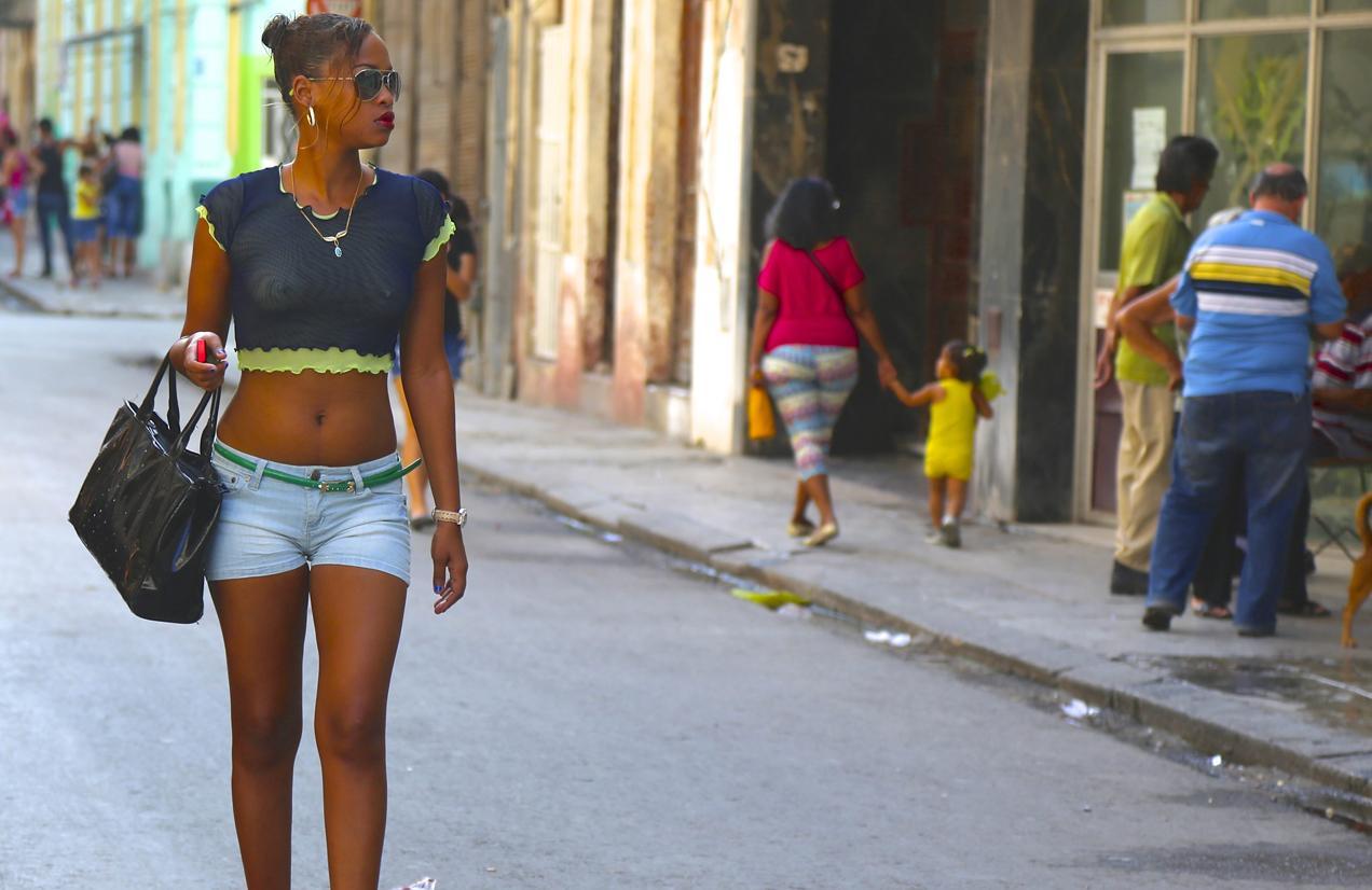 אישה הולכת ברחוב קובה