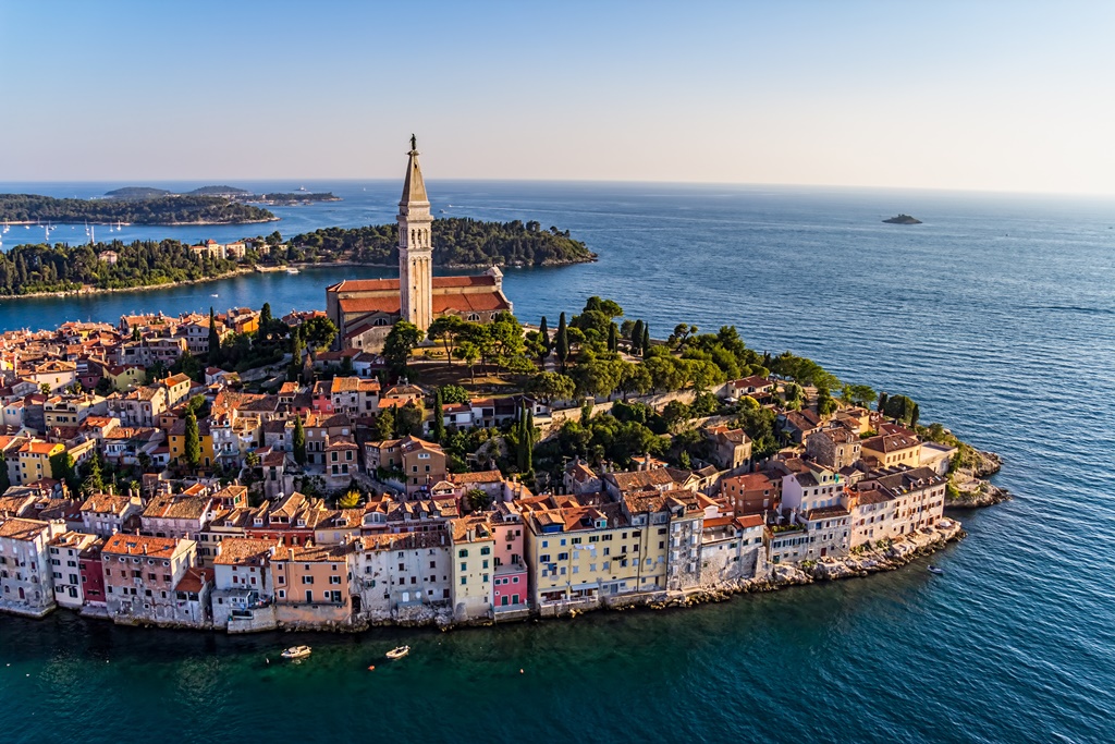 הפלגות בעולם - פולה וצפון קרואטיה - מבט מלמעלה על העיר העתיקה | דרך הים